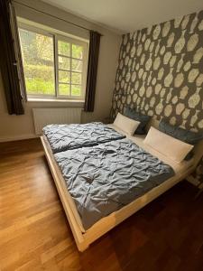 斯匹科罗格Meerlust Spiekeroog的一间卧室配有一张大床和床头板