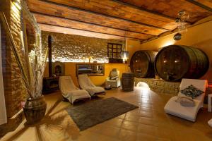 卡斯蒂廖恩菲奥伦蒂诺Borgo Dolci Colline Resort Limonaia的客厅配有椅子和酒桶