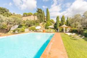 卡斯蒂廖恩菲奥伦蒂诺Borgo Dolci Colline Resort Limonaia的院子里游泳池的形象