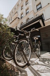 波德戈里察Boscovich Boutique Hotel的停在大楼前的自行车