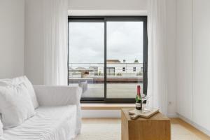 克诺克－海斯特Julias Rooftop stay的客厅配有白色沙发和窗户
