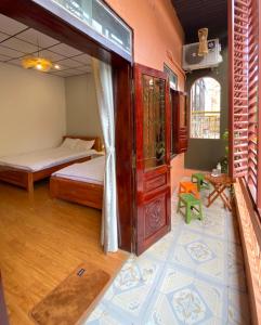 高平DH Homestay Cao Bằng的一间设有一张床的房间和一间带门的房间