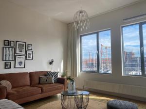 斯海弗宁恩BizStay Harbour III Scheveningen Apartments的带沙发和大窗户的客厅