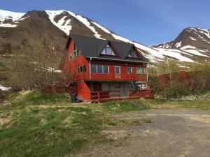 FlateyriSolbakki的一座大红房子,后面有山
