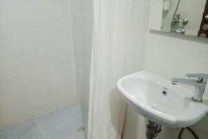 CikeasRedLiving Apartemen Royal Sentul Park - Budi Property的白色的浴室设有水槽和镜子