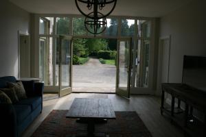 金斯林Owl Barn的带沙发和咖啡桌的客厅