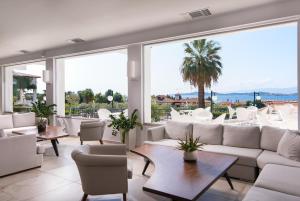 欧拉努波利斯亚历山德罗帕丽斯酒店的客厅配有白色家具和大窗户
