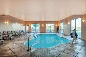 拉皮德城拉皮德城贝蒙特旅馆套房酒店的游泳池位于酒店带桌椅的客房内