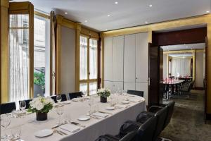 巴黎Park Hyatt Paris - Vendôme的一间会议室,配有长桌子和椅子