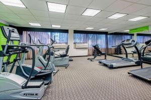 肯纳拉昆塔新奥尔良机场酒店的一间健身房,里面设有跑步机和椭圆机