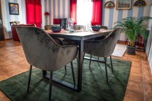 沃卡罗Art Apartment Ticino的一张餐桌,在房间内摆放两把椅子