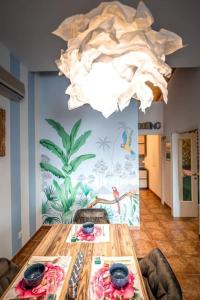 沃卡罗Art Apartment Ticino的一间带桌子和吊灯的用餐室