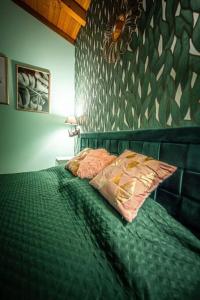 沃卡罗Art Apartment Ticino的一间卧室配有绿色的床和绿色的被子