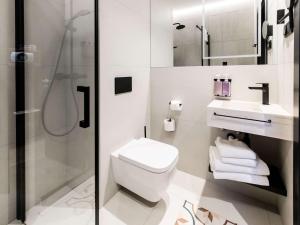 里加Tribe Riga City Center的白色的浴室设有卫生间和淋浴。