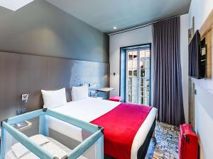 查韦斯ibis Styles Chaves的酒店客房设有床和窗户。