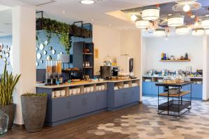 图尔Hampton by Hilton Tours Centre, France的厨房配有蓝色橱柜和台面