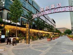 北京7Shang酒店的带有读取方形符号的建筑物
