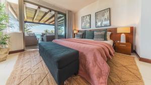 埃斯尼角天堂海滩地平线假期公寓式酒店的一间卧室设有一张大床和一个大窗户