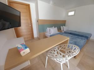 赫尔格达Nayah Stays, Ground terraces Studio的小房间设有桌子和床
