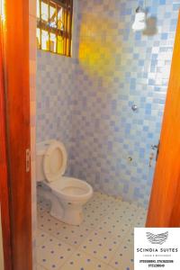 金贾Scindia Suites hotel的蓝色瓷砖客房的浴室设有卫生间