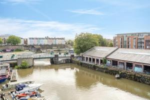 布里斯托Cosy 2 bed flat in central Bristol on river Avon的城市中一条有船的河流