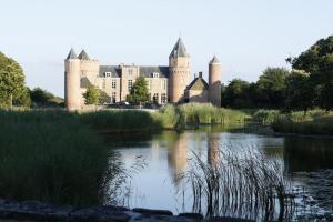 东卡佩勒Duinweg 2b的一座城堡,前面有湖泊