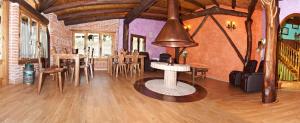 洛恩佩尼亚斯布阿里巴乡村民宿的客厅铺有木地板,配有桌椅。