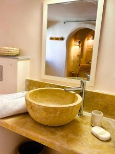 伊里德Dar Shams的浴室设有大石水槽和镜子