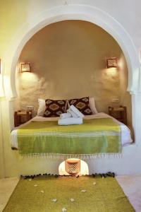 伊里德Dar Shams的一间带一张床铺的卧室,位于一个拱形的房间