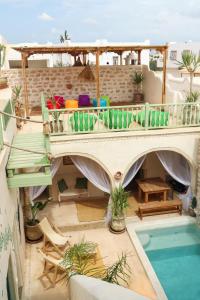 伊里德Dar Shams的带阳台的庭院和游泳池