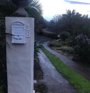 San PedroCasas La Principal的院子中小径旁的石头邮箱