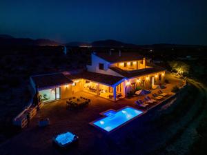 GaleraCasa Lua Galera的享有房子空中景色,晚上有游泳池