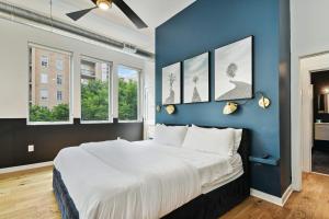 亚特兰大Equidistant Of World Famous Piedmont Park Luxury King Bed的一间卧室设有蓝色的墙壁、一张床和窗户