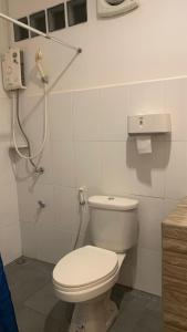 素可泰素可泰老镇精品旅馆的浴室配有白色卫生间和淋浴。