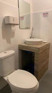 素可泰素可泰老镇精品旅馆的浴室配有白色卫生间和盥洗盆。