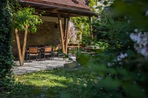 利托米什尔海彦卡斯特拉克夫酒店的花园内带桌椅的庭院