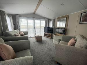 滨海克拉克顿Beautiful 6 Berth Caravan With Decking, Wifi And Field Views Ref 29029sv的客厅配有两张沙发和一台电视机