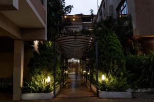 基苏木VICTORIA COMFORT INN的建筑的走廊,有灯和植物