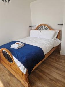 科克Beautiful 1-Bed Apartment in Cork的一间卧室配有一张带蓝色棉被的大床