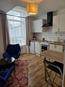 科克Beautiful 1-Bed Apartment in Cork的厨房配有桌椅和桌子,还设有用餐室。