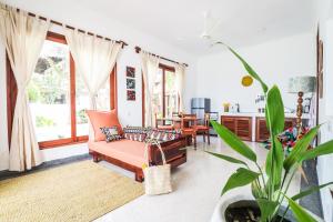 江比阿Babu Villas的客厅配有沙发和桌子