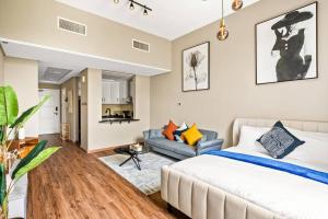 迪拜Luxury apartment at Discovery的一间卧室配有一张床和一张沙发