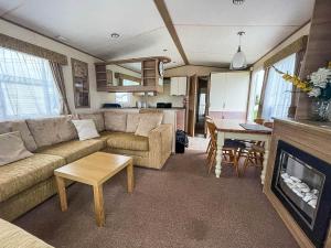 赫彻姆Lovely Caravan With Decking At Heacham Beach In Norfolk Ref 21028t的带沙发和壁炉的客厅