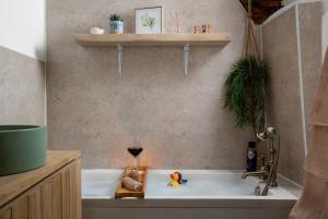 斯托昂泽沃尔德Stow Newly Remodeled Scandi Chic的带浴缸和葡萄酒的浴室