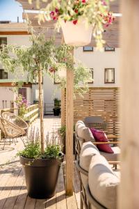 哥德堡斯巴尔加尔达酒店的一座带椅子和盆栽的庭院和一座建筑