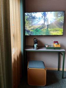 哥德堡斯巴尔加尔达酒店的一间设有桌子的房间和墙上的电视