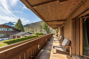 格施塔德Ultima Gstaad Residences的山景阳台(带椅子)