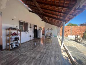 巴纳伊巴Encanto do litoral的客厅铺有木地板,设有木制天花板。