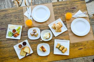 卡拉维塔塞弗洛普罗酒店的餐桌上放有食物和橙汁