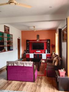 BadīyārgaonVillotale Khadait SH的客厅配有家具和平面电视。